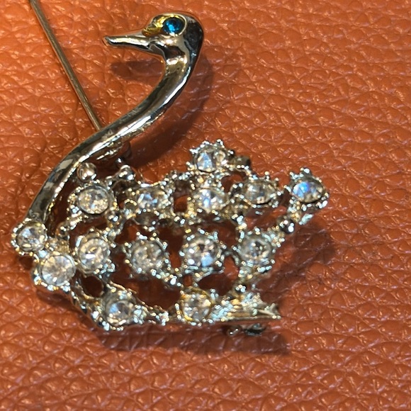 Vintage Swan Brooch  emerald eye  Rhinestone Gold Tone 60s Retro - Picture 6 of 6